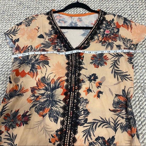 Pink Floral Blouse with Black Lace Details - Picture 5 of 9